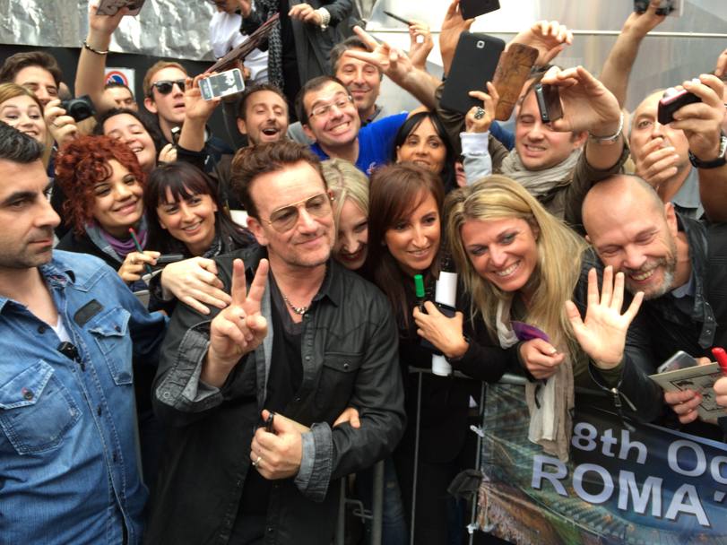 Bono tra i suoi fan davanti agli studi della Rai di Milano